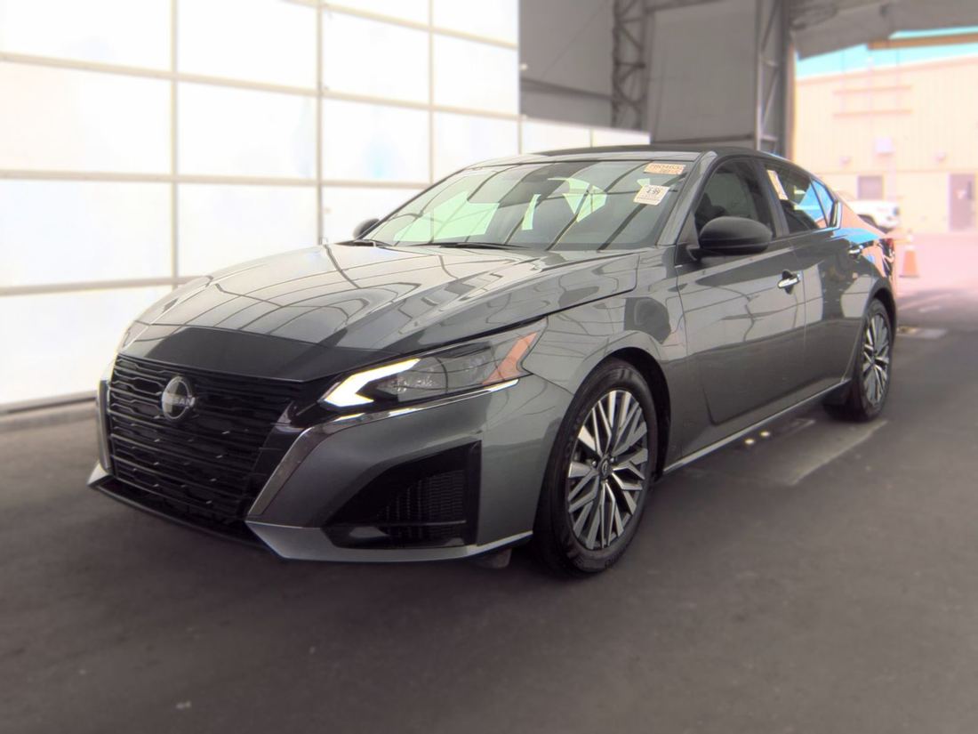 2025 Nissan SV