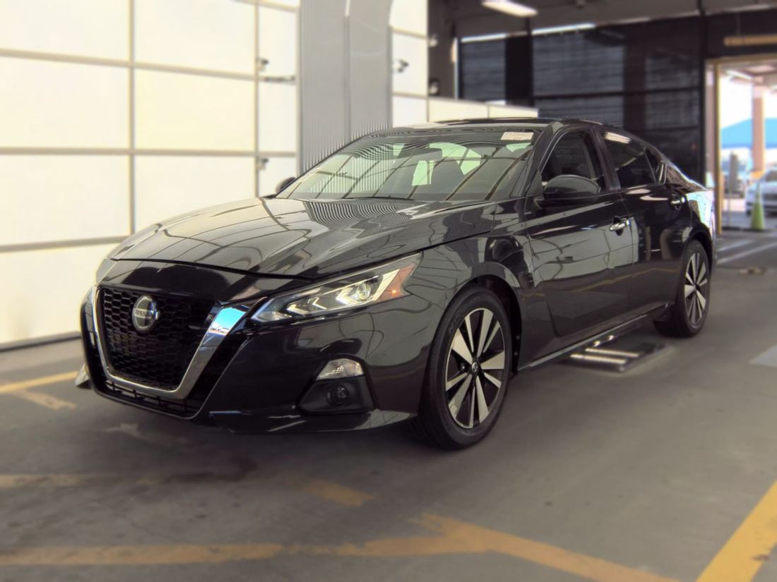 2021 Nissan SV