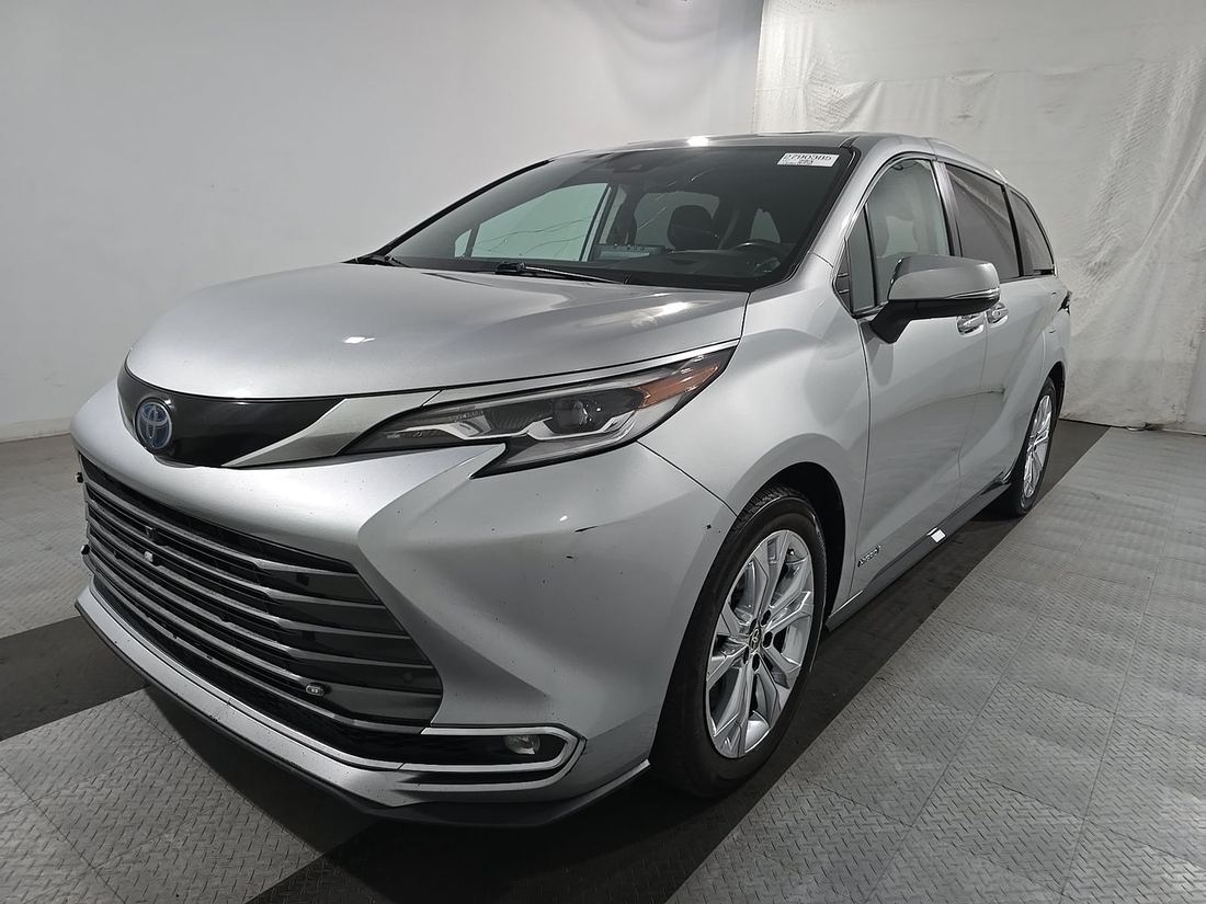 2021 Toyota AXLH40L