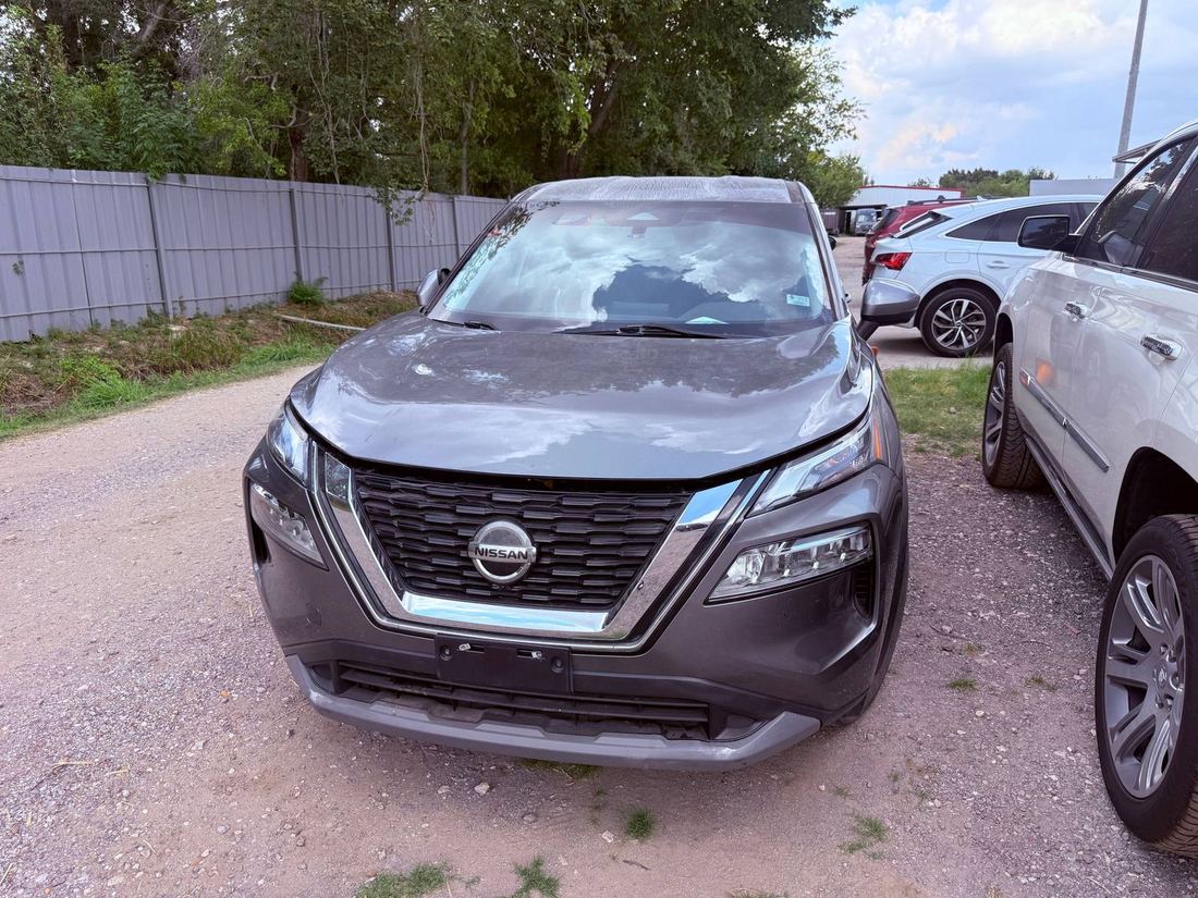 2021 Nissan SV