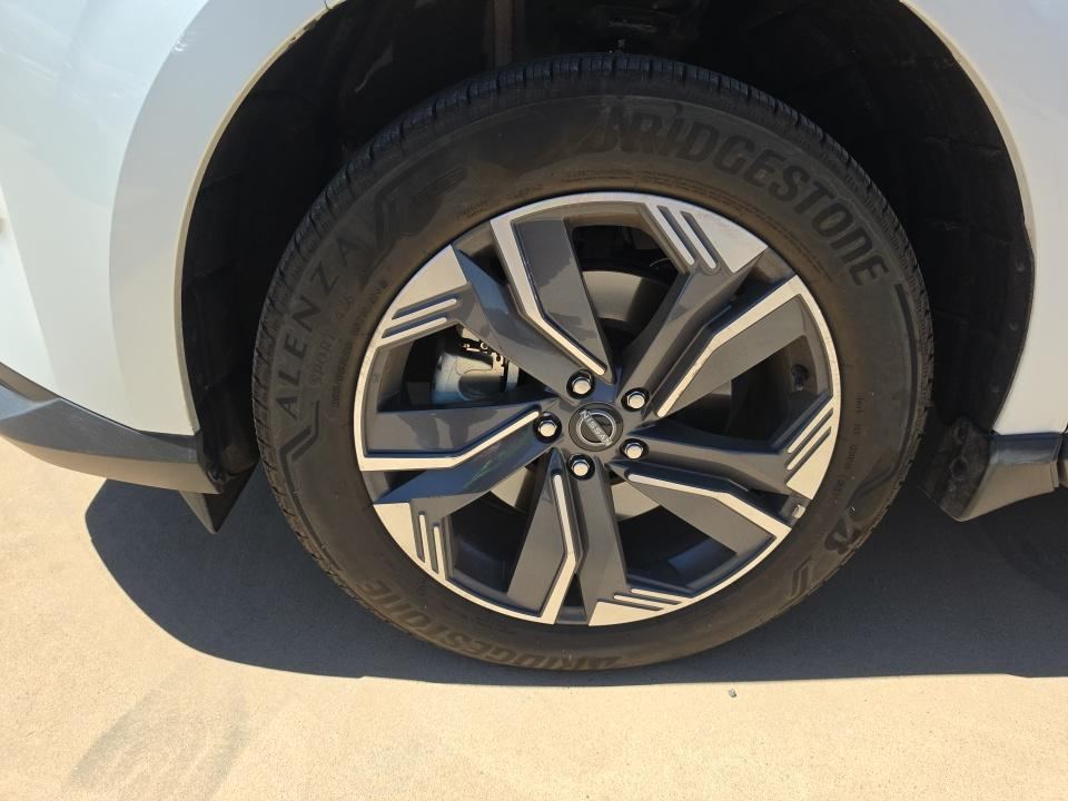 2025 Nissan SL