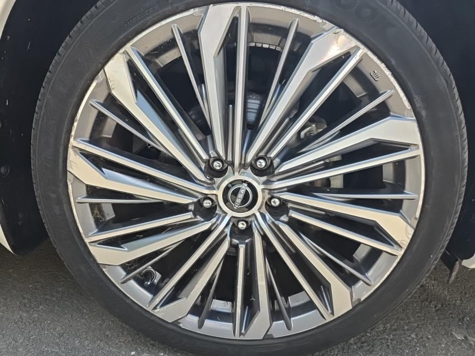 2023 Nissan SL
