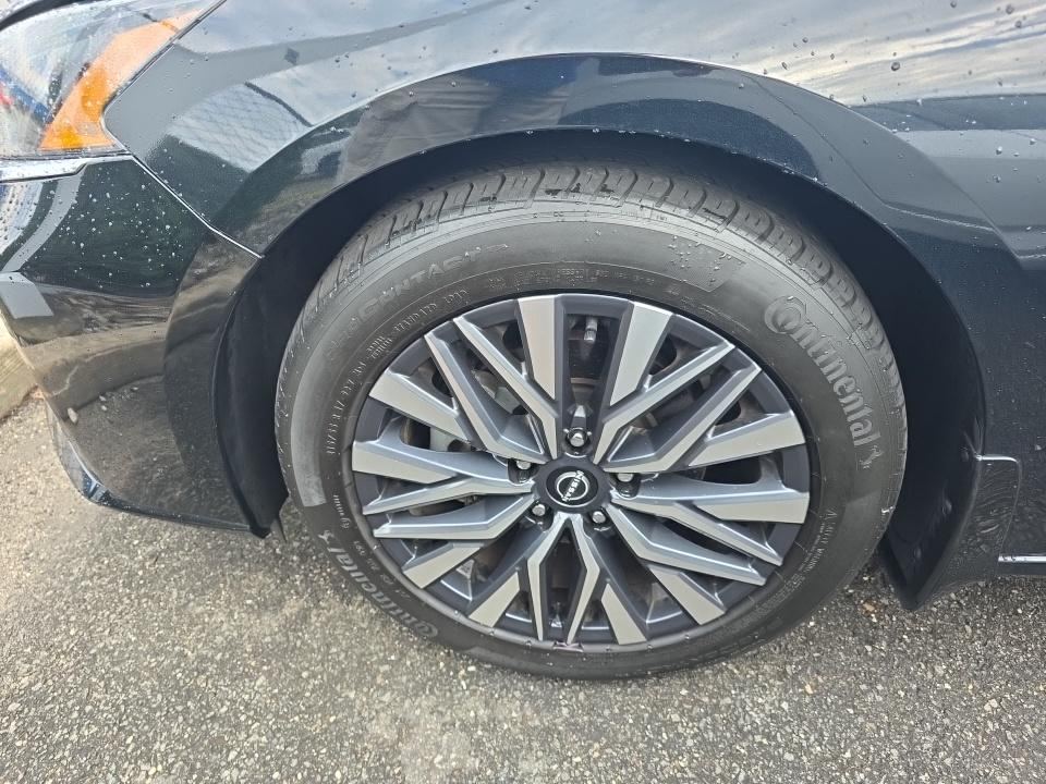 2023 Nissan SV