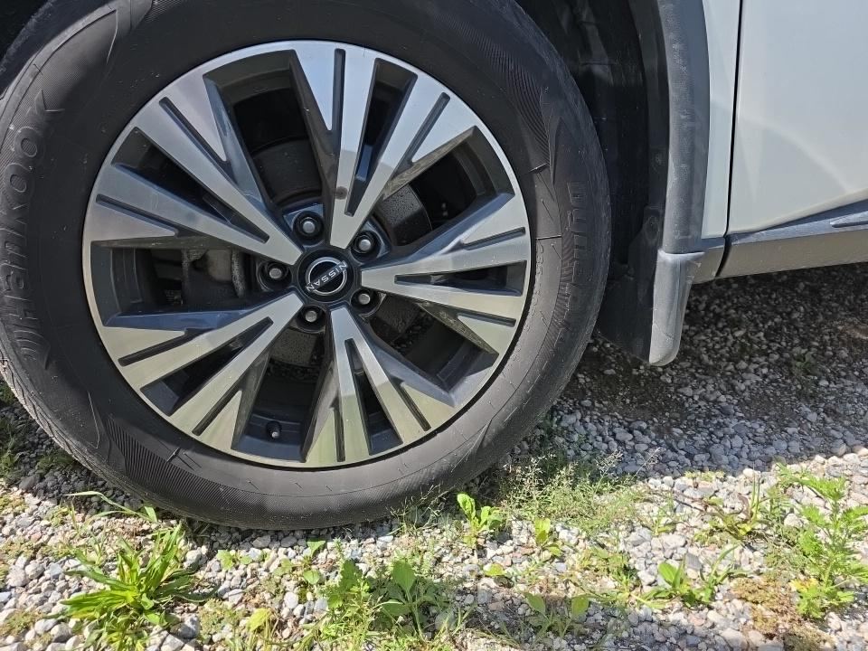 2023 Nissan SV