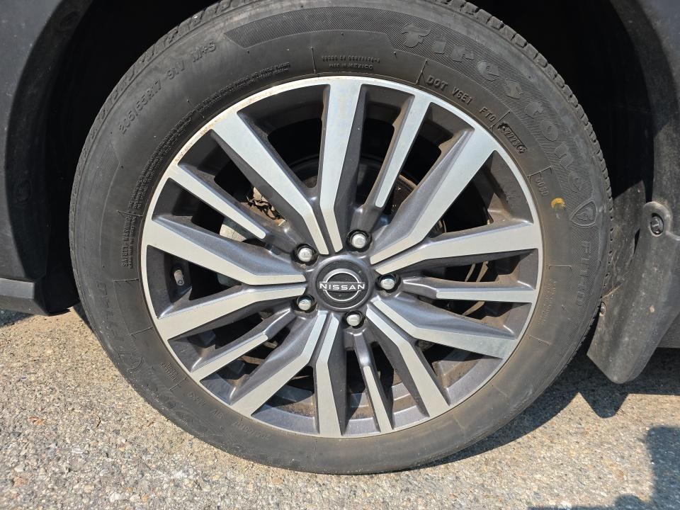 2023 Nissan SV