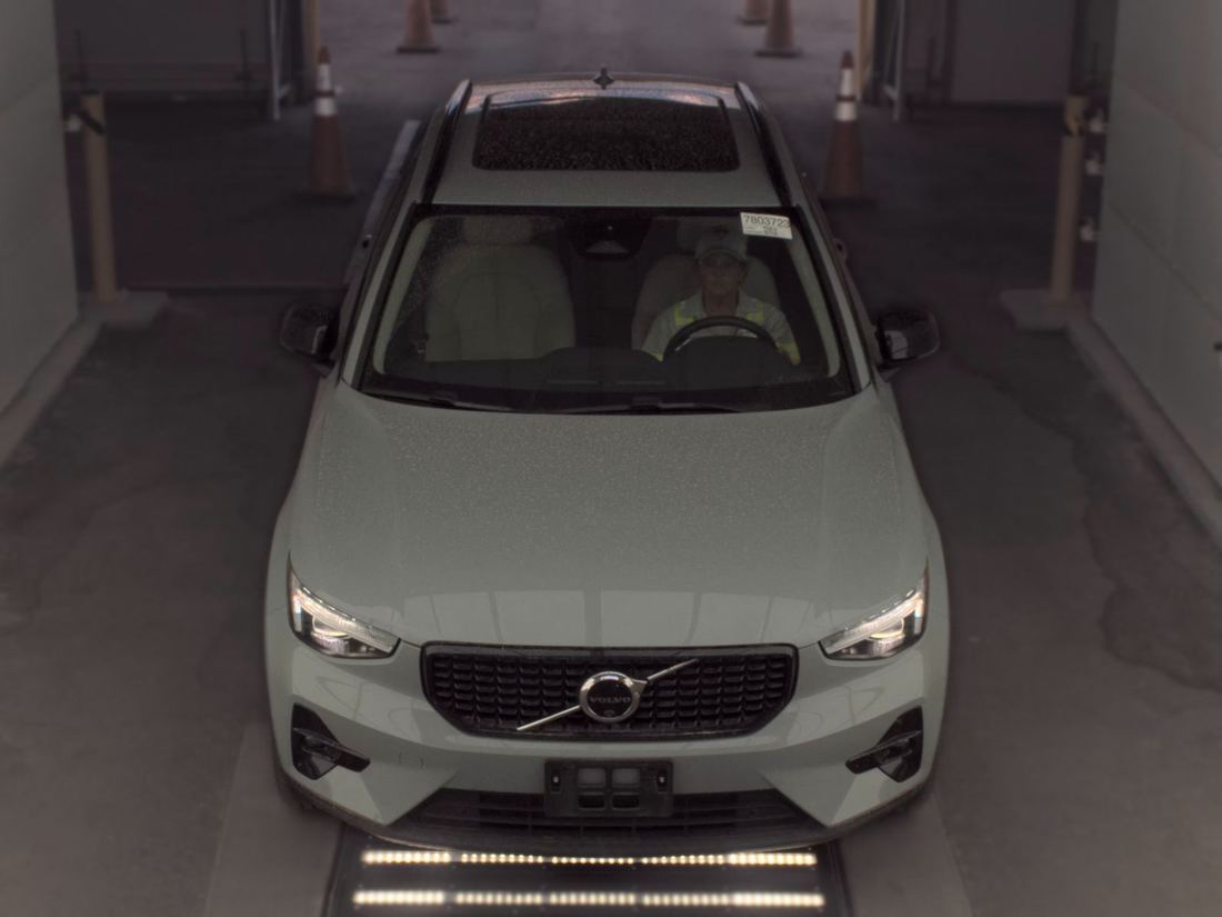 2026 Volvo Plus Dark
